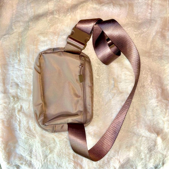 NEW!! Aritzia On-The-Way Bag - Picture 5 of 7